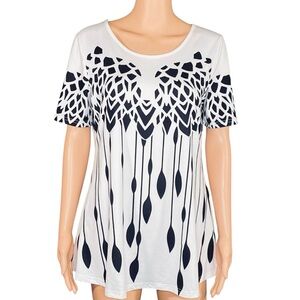 Black & White Bold Print Tee Casual Short Sleeve Swing Hem Size Medium